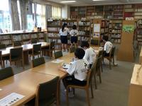 図書室で読書